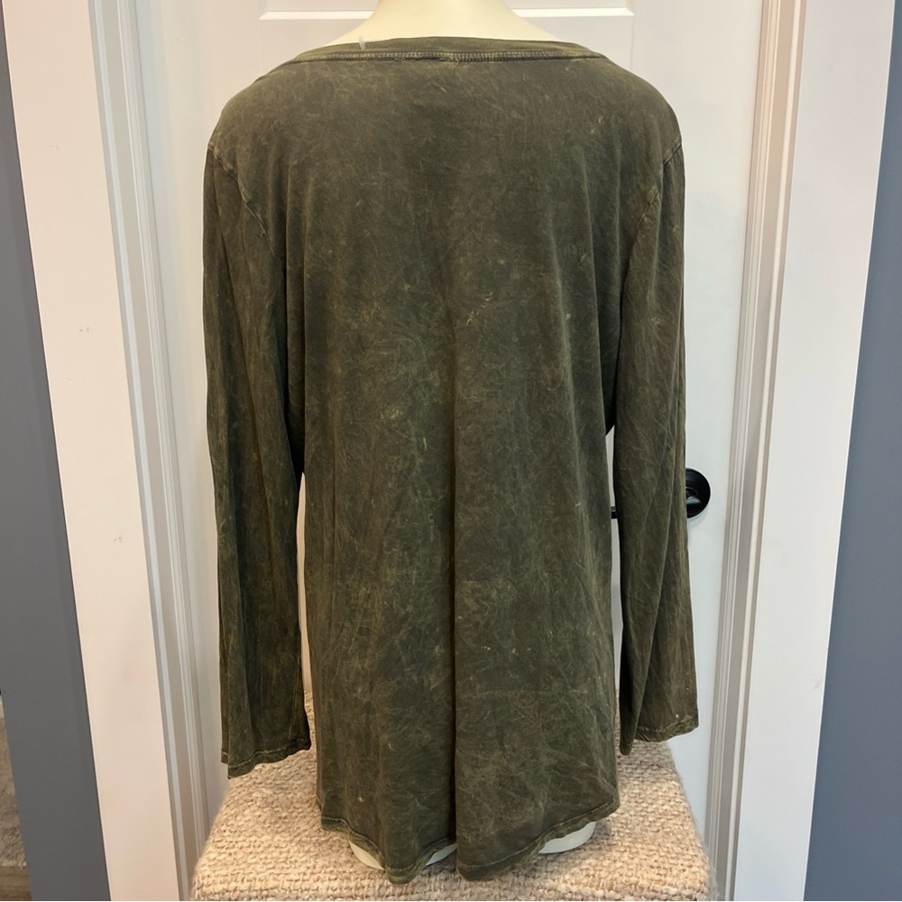 LA Teez Women’s Solid Green Distressed Top V Neck Size 2XL Long Sleeve Grunge - Picture 4 of 8
